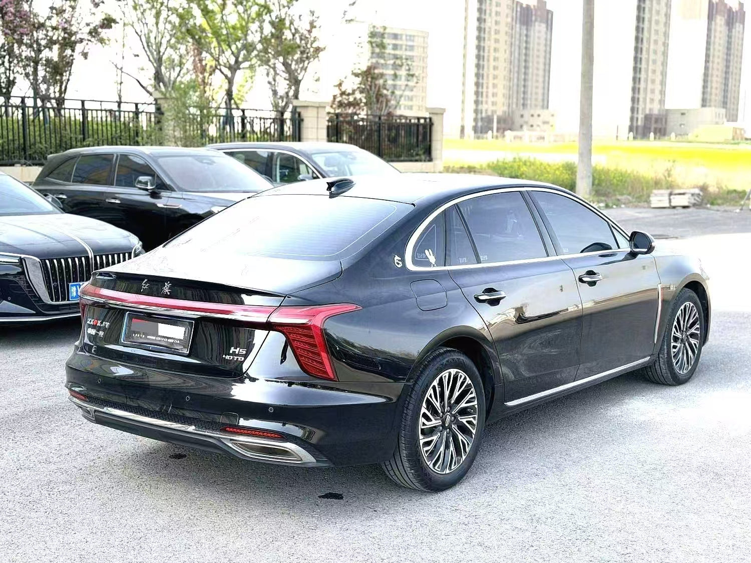 # 2023 Hongqi H5 Midsize Luxury Family Sedan ### 行业标准简写 2023 FAW Hongqi H5 Mid-size Luxury Family Car