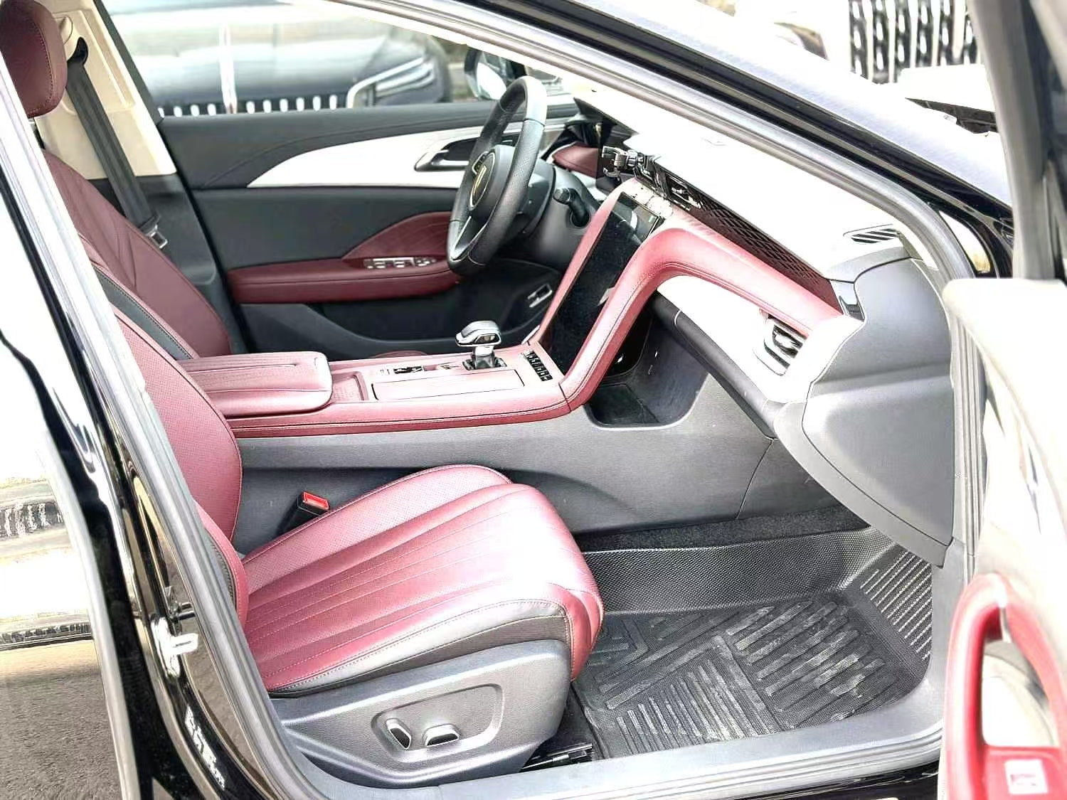 # 2023 Hongqi H5 Midsize Luxury Family Sedan ### 行业标准简写 2023 FAW Hongqi H5 Mid-size Luxury Family Car
