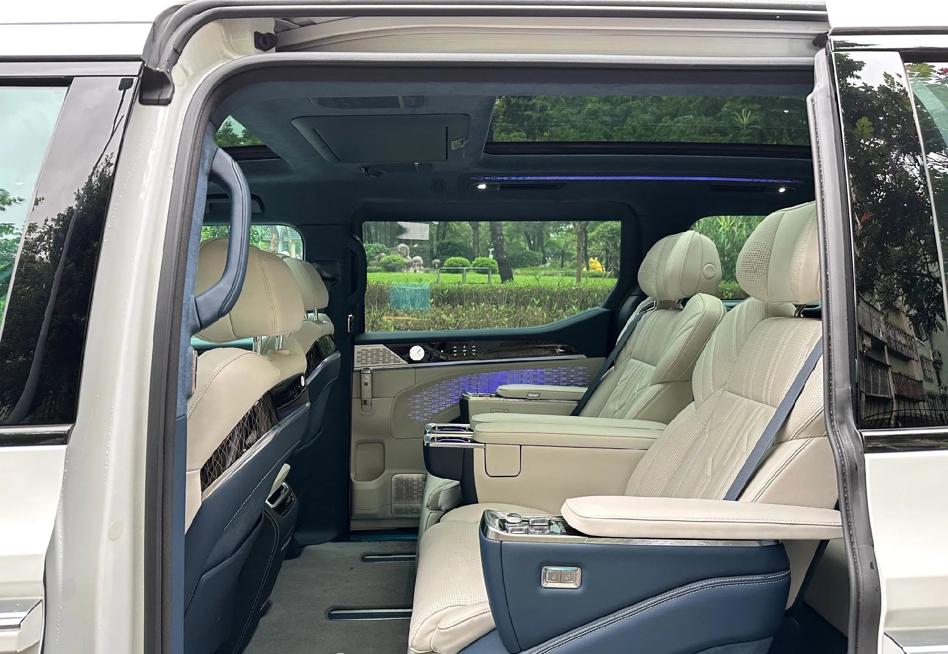 # 2022 ZEEKR 009 All-Electric Luxury MPV